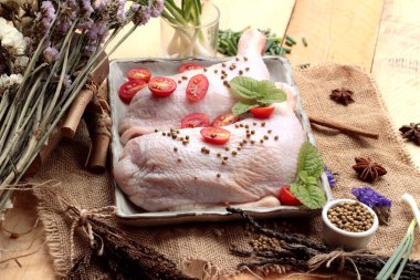 Taze tavuk ve yemek pişirmek için baharat ile domates