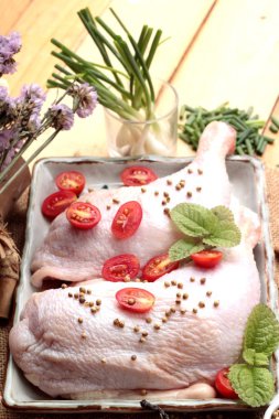 Taze tavuk ve yemek pişirmek için baharat ile domates