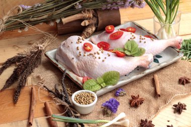 Taze tavuk ve yemek pişirmek için baharat ile domates