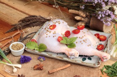 Taze tavuk ve yemek pişirmek için baharat ile domates