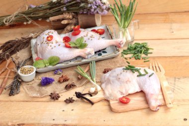 Taze tavuk ve yemek pişirmek için baharat ile domates