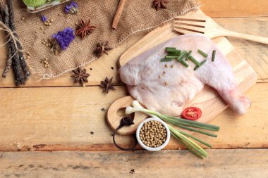 Taze tavuk ve yemek pişirmek için baharat ile domates