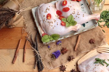 Taze tavuk ve yemek pişirmek için baharat ile domates