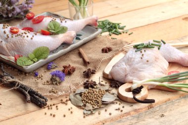 Taze tavuk ve yemek pişirmek için baharat ile domates