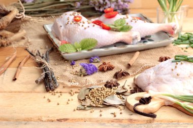 Taze tavuk ve yemek pişirmek için baharat ile domates