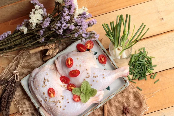 Pollo fresco e pomodori con spezie per la cottura — Foto Stock