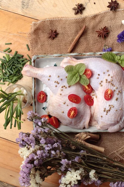 Pollo fresco e pomodori con spezie per la cottura — Foto Stock