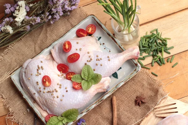 Pollo fresco e pomodori con spezie per la cottura — Foto Stock