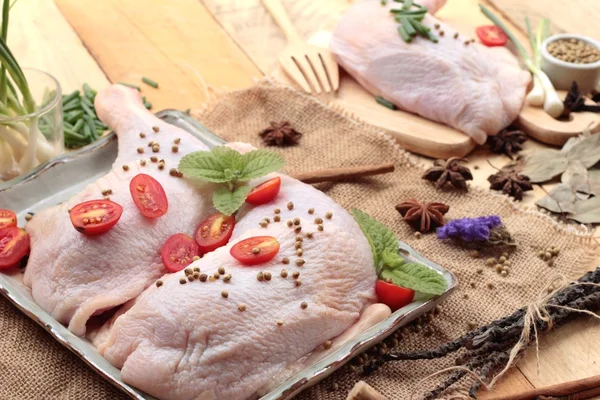 신선한 닭고기와 토마토 요리 향신료 — 스톡 사진