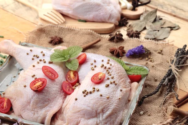 Pollo fresco e pomodori con spezie per la cottura — Foto Stock