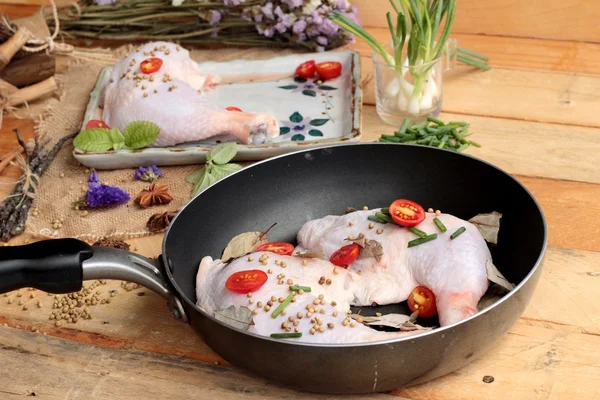 Pollo fresco e pomodori con spezie per la cottura — Foto Stock