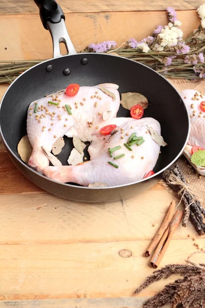 신선한 닭고기와 토마토 요리 향신료 — 스톡 사진