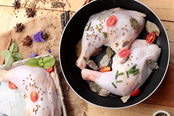 Pollo fresco e pomodori con spezie per la cottura — Foto Stock