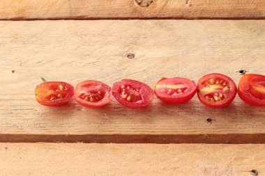 Ahşap arka plan üzerine dilimlenmiş domates