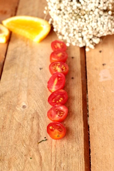 Orangen Früchte und Tomaten in Scheiben geschnitten auf Holz Hintergrund — Stockfoto