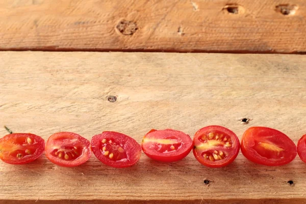 Tomaten in Scheiben geschnitten auf Holz Hintergrund — Stockfoto