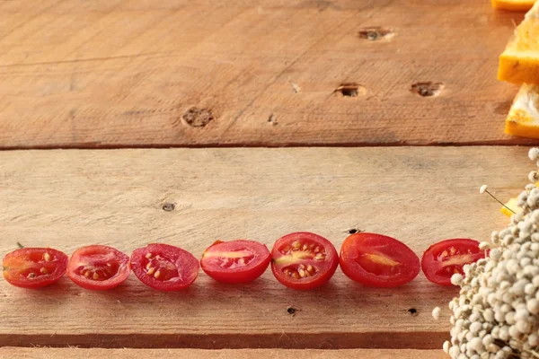 Orangen Früchte und Tomaten in Scheiben geschnitten auf Holz Hintergrund — Stockfoto