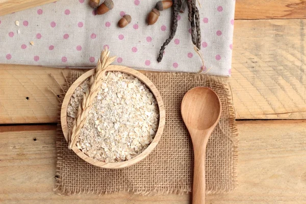 Copos de avena sobre un fondo de madera —  Fotos de Stock