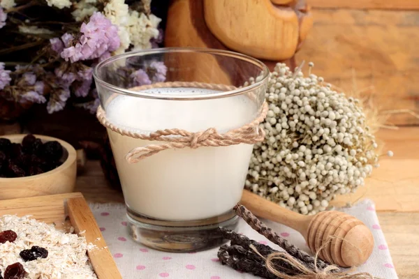 Flocons d'avoine aux fruits secs de groseille et lait — Photo