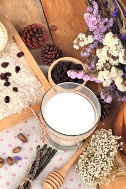 Frenk üzümü kurutulmuş meyve ve süt ile yulaf gevreği