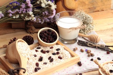 Frenk üzümü kurutulmuş meyve ve süt ile yulaf gevreği