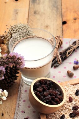 Frenk üzümü kurutulmuş meyve ve süt ile yulaf gevreği