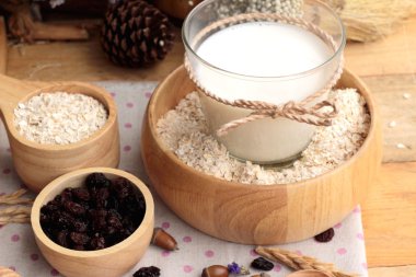 Frenk üzümü kurutulmuş meyve ve süt ile yulaf gevreği