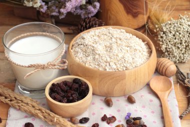 Frenk üzümü kurutulmuş meyve ve süt ile yulaf gevreği