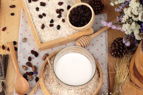 Flocos de aveia com groselha frutos secos e leite — Fotografia de Stock