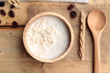 Frenk üzümü kurutulmuş meyve ve süt ile yulaf gevreği