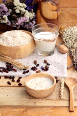 Frenk üzümü kurutulmuş meyve ve süt ile yulaf gevreği