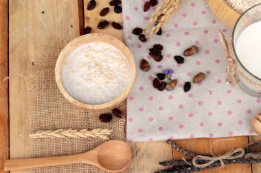 Frenk üzümü kurutulmuş meyve ve süt ile yulaf gevreği