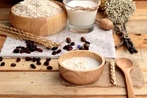 Oat flakes with currant dried fruit and milk — Stock Photo, Image