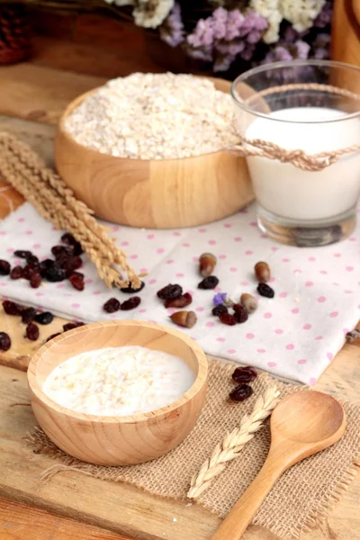 Oat flakes with currant dried fruit and milk — Stock Photo, Image