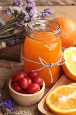 Dilimlenmiş taze turuncu meyveler ile portakal suyu.