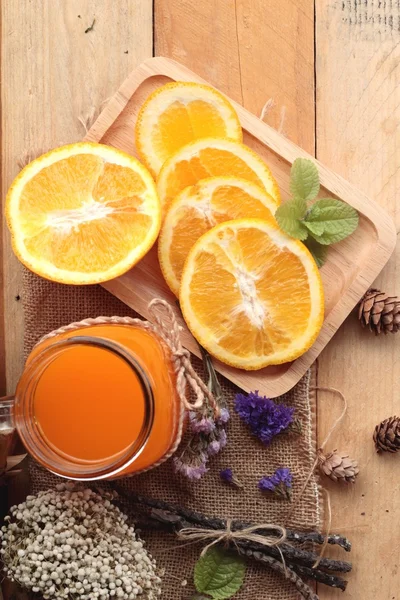 Orangensaft mit frischen Orangenfrüchten in Scheiben geschnitten. — Stockfoto
