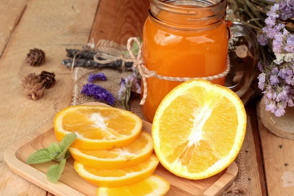 Orangensaft mit frischen Orangenfrüchten in Scheiben geschnitten. — Stockfoto