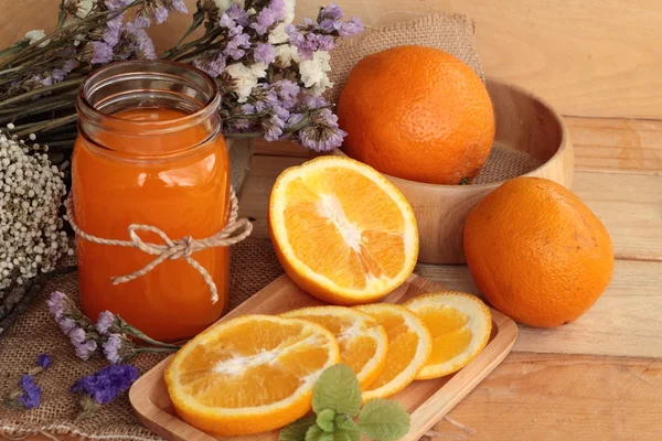 Jus d'orange aux fruits d'orange frais tranchés . — Photo