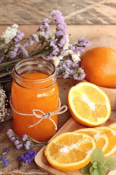 Jus d'orange aux fruits d'orange frais tranchés . — Photo
