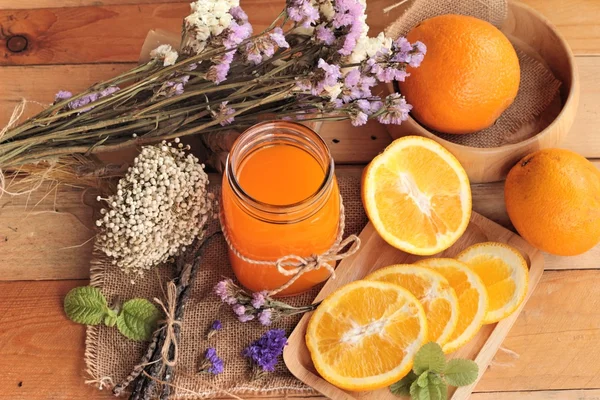 Jus d'orange aux fruits d'orange frais tranchés . — Photo