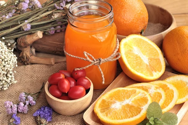 Jus d'orange aux fruits d'orange frais tranchés . — Photo