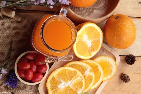 Orangensaft mit frischen Orangenfrüchten in Scheiben geschnitten. — Stockfoto