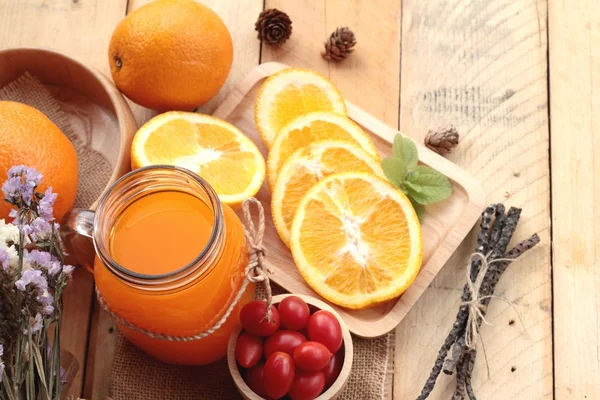 Orangensaft mit frischen Orangenfrüchten in Scheiben geschnitten. — Stockfoto