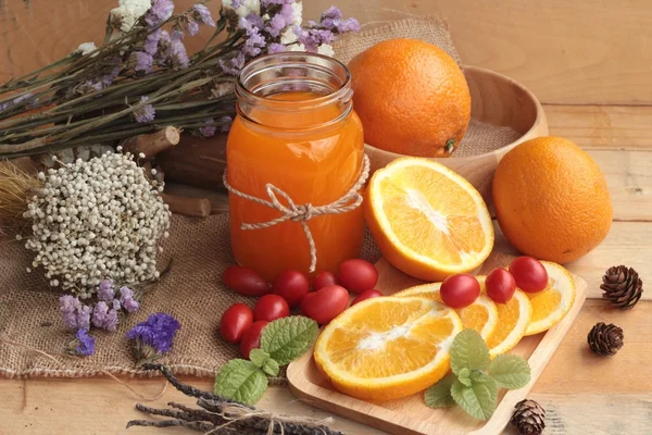 Jus d'orange aux fruits d'orange frais tranchés . — Photo