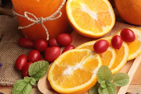 Narancslé, friss, szeletelt narancs gyümölcsökkel. — Stock Fotó