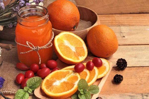 Apelsinjuice med färsk apelsin frukt skivad. — Stockfoto