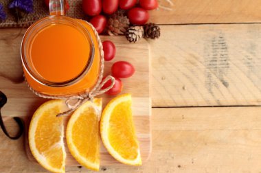 Dilimlenmiş taze turuncu meyveler ile portakal suyu.