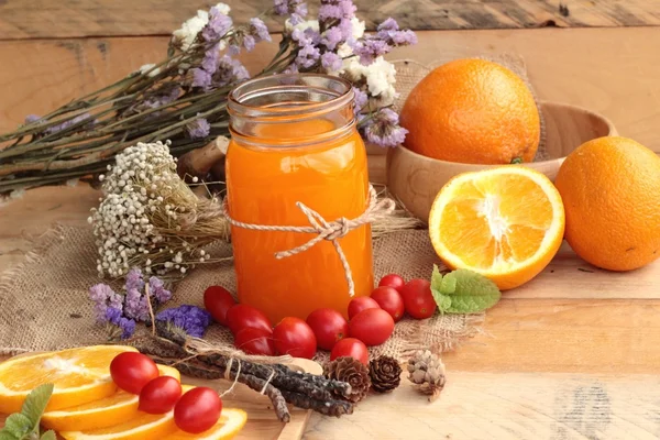 Orangensaft mit frischen Orangenfrüchten in Scheiben geschnitten. — Stockfoto