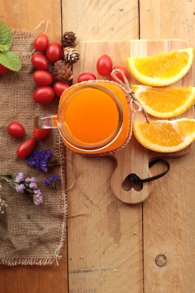 Jus jeruk dengan buah jeruk segar diiris . — Stok Foto