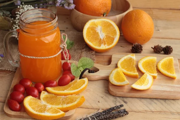 Jus d'orange aux fruits d'orange frais tranchés . — Photo